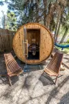 Minutes Walk to Downtown, Whychus Creek—-Bedroom, Cozy Cottage/Private Sauna.