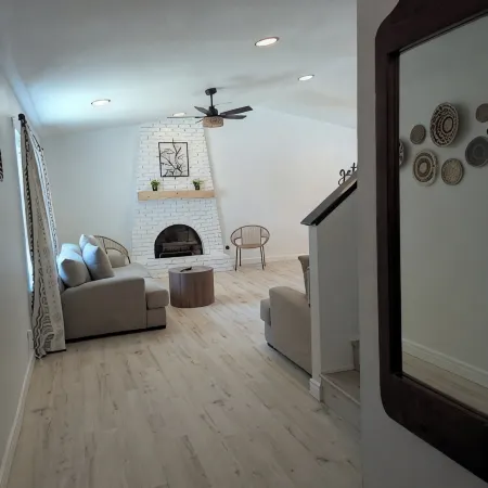 Spacious 6-bedroom house in marvelous Clovis with WiFi, AC Hotels in Clovis