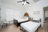 Charming 3-bedroom house in fabulous Brenham with WiFi, AC