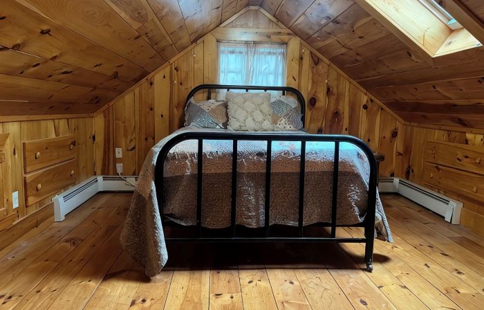 Cozy cabin in charming Kenoza Lake with WiFi, AC, pond,fire pit, lotof amenities