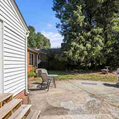 Spacious 2Bd/1BTH +80" TV Movie Room Hotel Exterior
