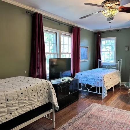 Filmed in Movie-Large Charming Midtown 4000 f²,5 Br,8 Beds,3.5 Bath Sleeps 14