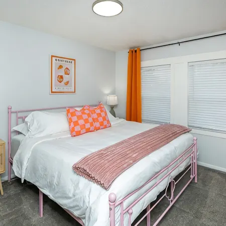 Little Italy in Dsm: 2 Bed 1 Bath Upgraded Townhome w/King Bed & Reading Nook