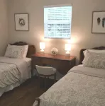 Upscale Bungalow walk less than a mile from downtown Hendersonville