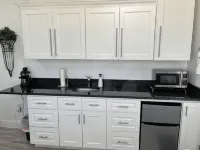 Modern studio apartment with covered outside seating area Hotels in Spring Hill