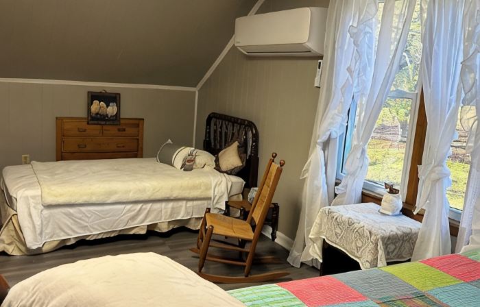 Near I-65-Quiet Country Escape at Indian Creek Farmhouse