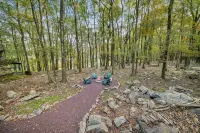 The Robin's Nest, a cozy 3-bedroom cabin in Lake Harmony with Firepit, AC, WiFi