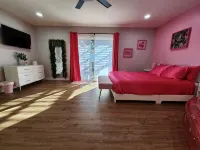 Charming 2-bedroom house with a unique pink esthetic - 3-Star