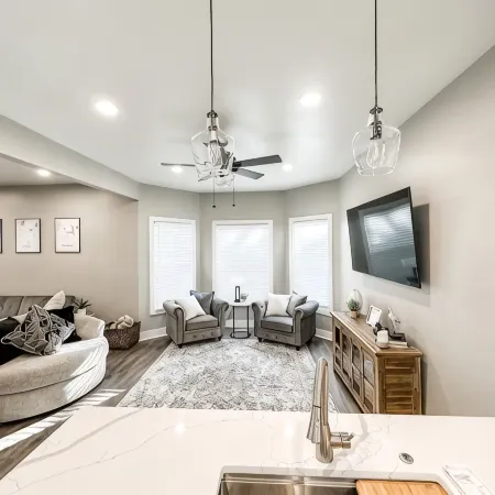 Midtown Oasis - Walkable to Blackstone - Within 5 Minutes of Downtown -Sleeps 12