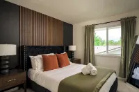 Parkside Retreat - NEW, HotTub, PoolTable & FirePit