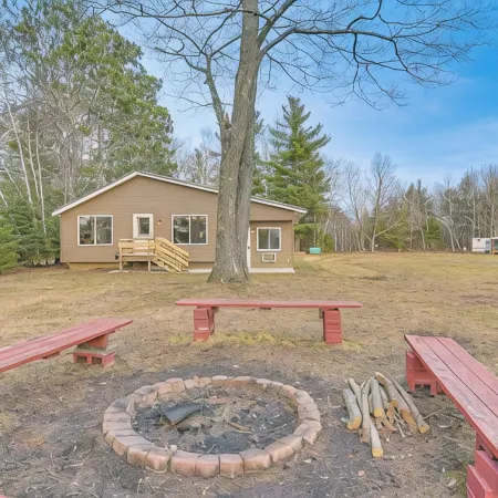 Spacious 3-Bedroom Cabin on Beautiful Blueberry Lake