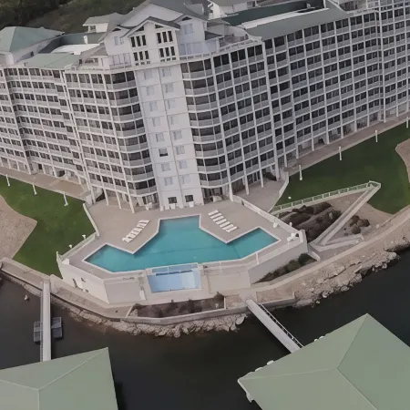 Perfect Location! Newly Remodeled- 2021 Condo right in the heart of Osage Beach