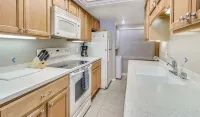 DIRECT BEACHFRONT CONDO Pool, Beautifully Renovated 2 Bedroom 4th Floor Balcony. - 2성급