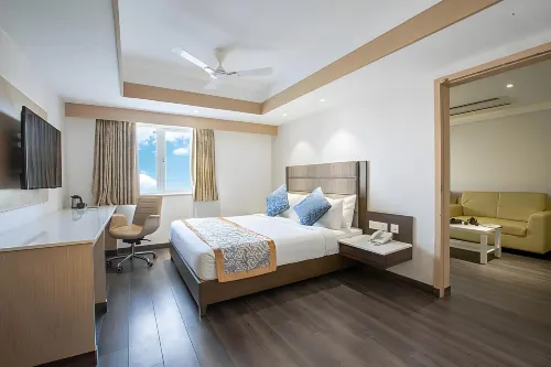Hotel Saradha Grande - Parkplatz
