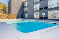 The Blu Hotel Blue Ash Cincinnati, Ascend Hotel Collection - Pools