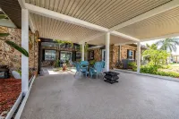 Waterfront Mid Century Cottage w/Pool and Spa- Close to beaches - Sleeps 9 - Bungalows