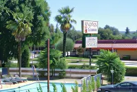 Vino Inn & Suites - Pools