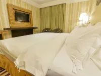 Crown Town Hotel Hotels near Salam Mall
