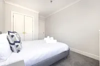 Joivy Modern Flat with Free Parking Hotels in Kings Knowe