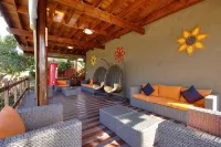 Tree Top Village Urban Glamping - Hostels