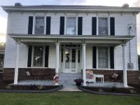 2 story farm house just off 795, sleeps 10+ - Homestays