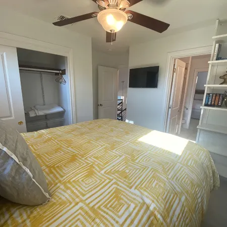 Lovely, Bright Modern House, Short Walk to Main Street, Private Pool!