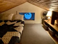 Private lake-front cabin with walk-in access to water, next to state park. Hotele w: Castleton