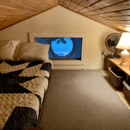 Private lake-front cabin with walk-in access to water, next to state park. 캐슬턴 호텔