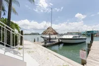 Waterfront Mid-Century Chic #4 Clearwater Beach . - Condos