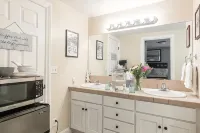 Private Master Bed/Bath with Separate Entrance and Porch. - Wifi