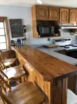 Rustic 2-bedroom cabin on Boyd Pond - Alphydda