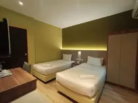 Yee Hotel Permas Jaya - parking
