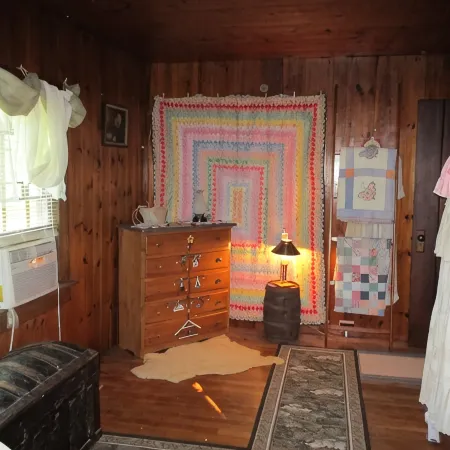 Historic Cabin-Close to I-77, Antiques/Wi fi, Great Bath, a Visit 'Back in Time'