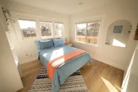 The Biggest Little House in Reno Midtown! Cozy Home Theatre  & Backyard BBQ - Bungalows