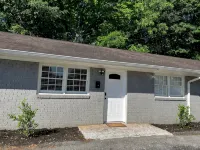 Cozy Apt. Near Downtown (2BR, 1BA, 3 beds) Hotels in Dunean
