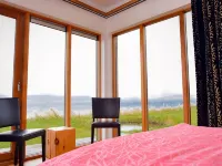 Spacious, luxurious house with a lot of natural wood 格雷尼維克住宿飯店