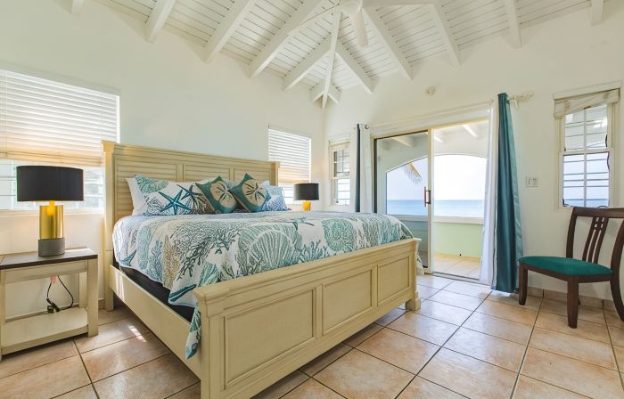 Beachfront Home with Screened-In Porch - Near Downtown - Auto On Generator