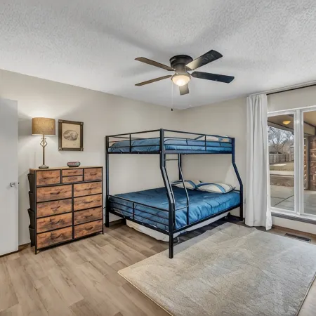 4BR Retreat w/ KING Bed, Hot Tub & Prime Location Отели в г. Овассо