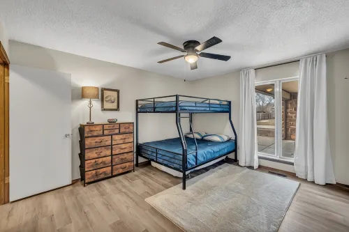 4BR Retreat w/ KING Bed, Hot Tub & Prime Location - Wifi