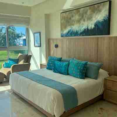 Luxurious newly renovated BeachFront Condo & Vidanta Membership Rooms