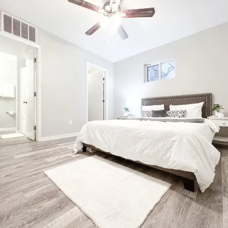 Close to SFA, Downtown. Tranquil Nacogdoches Getaway! Modern Downtown Apartment.