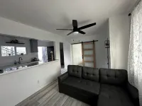 Cozy Home Centrally Located Near Beach Cities & Airport. - 홈스테이