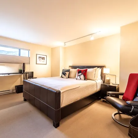 Wonderfully Appointed 3BR Condo - Seasons at Avon - Walk to Riverfront Gondola!