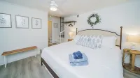 Pet-friendly* Walk Everywhere* Southport* Gameroom* Sleeps 10 - Homestays