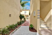 Beachfront Villa • Walk to Atlantis • Sleeps 8 - 3-Star