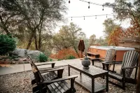 Romantic River Cabin w/ Hot Tub, views, spa bathroom, Close to 2 Yosemite Gates - Alppimaja
