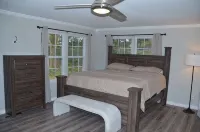 Suite Staycation: 2-story, 4BR/2BA, 2047sq ft home near hospitals & Ft. Novosel - Homestays
