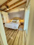 Centrally located St. Louis and Arch view. Complimentary water,wine & breakfast