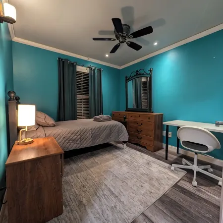 cul-de-sec home 4BR 3.5 Baths Sleeps 7 Jacuzzi tub