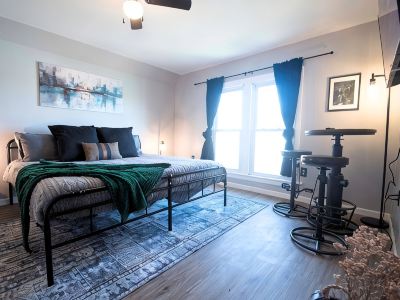 Tipp Hill Home, near local eateries and pubs, walkable, near SU and Hospitals